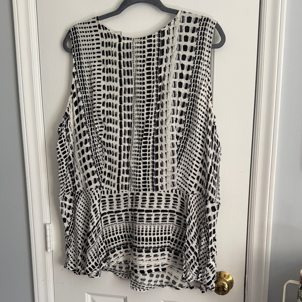 Ava & Viv Black and White Geometric Sleeveless Tank